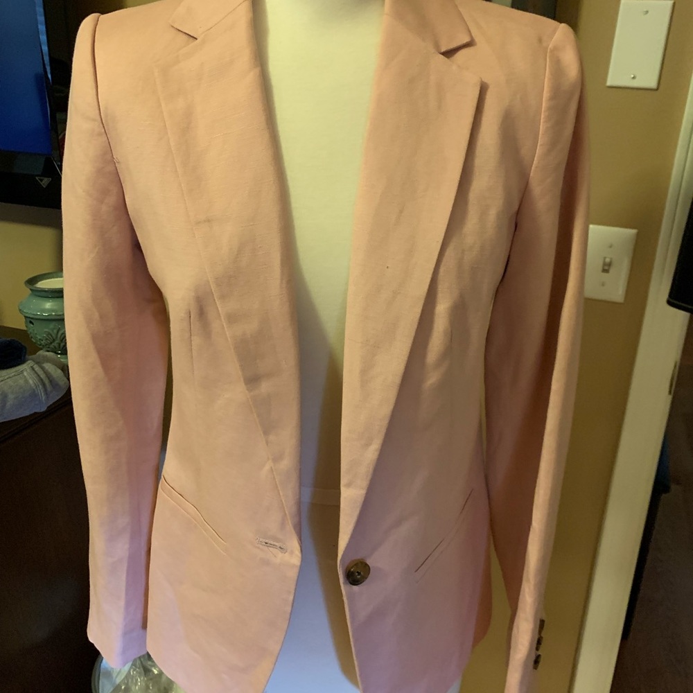 Linen neutral jacket woman’s size 2.  Color is light pink.  Only worn on…